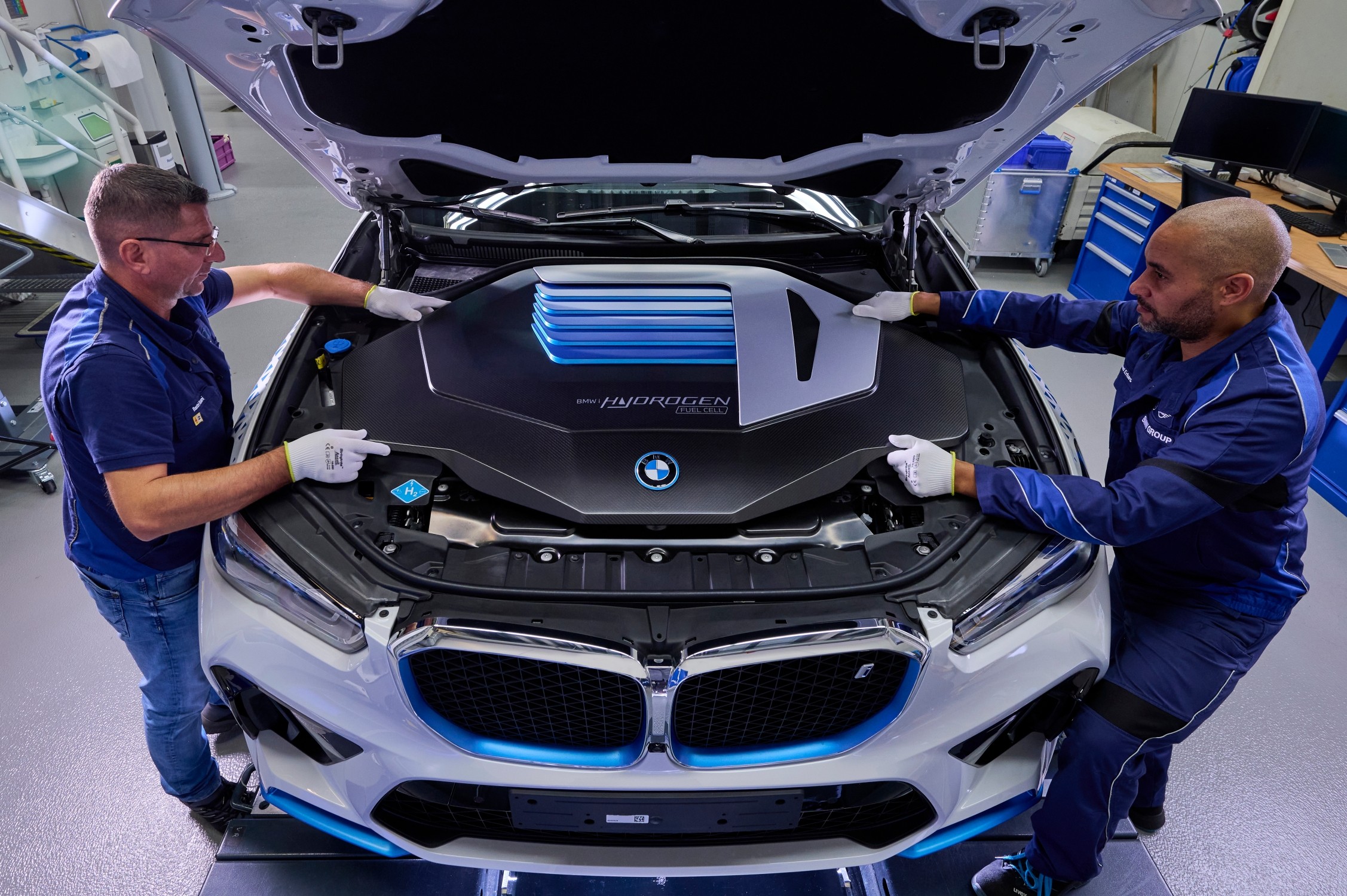 Lire la suite à propos de l’article BMW démarre la production de l’iX5 Hydrogen